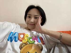 Chia-En Chen Instagram - 帶著 🈵️🈵️ 的正能量回臺北了！

btw 前一陣子被演算法推薦了幾部關於「容貌焦慮」的影片～確實！這是文明、科技社會伴隨而來的，另類的外部成本。閱聽完，再回過頭，翻翻父母親的年代的老照片，總覺得那樣的年代似乎快樂許多💡💡🌟

希望每一個人都可以喜愛鏡子裡的自己，而不是執著於別人眼中的你/妳！（內在 外在）

Thanks for : 
@moschino 
@msgm 
@bluebelltw