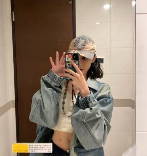 Chia-En Chen Instagram - 近期過的相當平和，整體來說蠻愜意的，每當愜意的時候就會想到海綿寶寶。不斷的被生活體驗給予驚喜，再回到自己的空間慢慢慢慢消化。工作心靈、工作身體，嘗試做到動靜皆宜～

特別分享一下，前一陣子被推薦了一部漫畫《關於地球的運動》，這邊同步推薦給櫃櫃兵！從小就喜歡看星星，長大還是愛看星星，自然而然就被吸引了 ☯️💛。裏面會以天體運行的學說爭論（日心說、地心說）和當時的政教背景（神學、天文學）融合討論～雖然看完眼睛會很酸，但我願意🍋🤣

喔！然後我換了一個新的手機殼～是綠色小恐龍打電腦的！除了他是綠色的之外，小恐龍的概念和米家機器人太有關係了🤖️💛 電腦上面還剛好有一隻狗狗的圖片，跟 @dopeedog 一樣 🤣🤣 謝謝