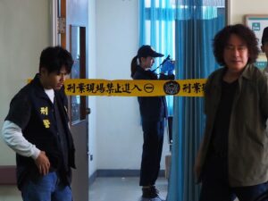 Chia-Wei Chu Instagram - 2019年的今天，拍攝了《誰是被害者》 第一季。
美術組跟攝影組實在是強大到不行！
好喜歡當時一起工作的夥伴們！（特別謝謝馬哥🙏🏽）
片場也也感受到了識賢哥的魅力☺️👋🏼 
（照片ㄆㄧㄚˇ眼了🤪）

BTW, 看了《誰是被害者》第二季了嗎？
剛追完的後遺症就是每天都在洗戰鬥澡😅

#誰是被害者