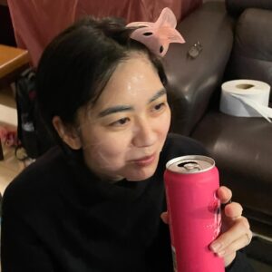 Chia-Wei Chu Instagram - 🔥醫美首次體驗就來個猛的(!)墨菲斯電波心得💓

這真的是我人生第一次施打醫美療程!有點緊張又興奮
首先會接觸這項產品是因為剛好是之前合作的廠商
有拍攝一部形象影片(不知道有沒有人看過了🤔)
再來是因為覺得自己的年紀也到了需要保養的時候
真的剛好天時地利人和耶🥺

做電波的效果好像是半年後才會開始明顯變化
原本想說 我臉上根本沒肉 應該沒什麼效果
目前術後一個月自己超級有感的地方居然是！！！
我的臉型對稱！！！！！！
不囉唆 大家直接看圖！！！
是不是真的有差！我認真嚇到😳😳
（沒想到還能校正臉型超讚的💓😍☺️

還不認識墨菲斯電波的～馬上幫大家懶人包科普：
墨菲斯電波顧名思義就是結合了「微針」與「電波」
利用微針破壞表皮和真皮組織
刺激皮膚再生反應
並藉由深入皮下的微針尖端持續釋放電波，加熱深層組織

而且墨菲斯電波是從肌膚底層釋放，加上探頭尖端擁有非絕緣設計，不會加熱到表皮，能更精準的加熱深層真皮層，可以安全地在組織中釋放更高的能量

墨菲斯不僅可以拉提下顎線條、緊緻肌膚
還能作用於凹痘疤下方的組織
改善月球表面🌕及痘疤、毛孔粗大的肌膚問題
也能藉由機器多種模式操作達到深層脂肪溶脂作用
探頭還有根據每個部位有不同的選擇塑形腹部、下巴和眼周都有對應的探頭⭐️客製化部分超加分

各個年齡階段都有在意的皮膚困境，
雖然已經被廠商說我的臉已經夠小了，但是小怎麼夠還要緊！💪🏼
墨菲斯電波能改善的狀況無論是痘疤、凹痕還是皺紋、鬆弛都是它的強項，經過肌膚破壞重組，刺激肌膚膠原蛋白增生❤️❤️

有3-5天修復期，但首次醫美的我都可以接受了😂
對其他人來說應該是小case🤗
後幾天要上班的朋朋盡量以淡妝為主唷👌🏼

這邊還要提醒一下，術後不建議冰敷，要讓電波持續作用～
冰敷有可能會影響到成效，所以多以加強保濕為主💦
（我過年瘋狂保濕🤣🤣 邊吃飯喝酒邊敷面膜🤣🤣
因為太荒謬直接被拍照紀念🤣🤣

如果你打過很多音波電波效果都不滿意
或是肌膚老化 但不想拉皮
以及有妊娠紋、在意橘皮者都很適合
聽說還是國外很多明星都在做的項目🔥🔥
#貝嫂 #小甜甜布蘭妮 
真心推薦大家可以試試看 #墨菲斯微針電波 😆

#墨菲斯微針電波 #微針電波 #墨菲斯電波 #inmode #醫美推薦 #電波推薦 ##morpheus8