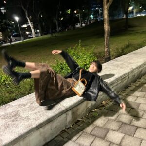 Chia-Wei Chu Instagram - 吃大餐的時候都很爽
結完帳 走出店家後我就變這樣了🫣🤣

難得下班之後打扮自己一下
好久好久沒有這樣愛自己了❤️‍🔥

不小心跌倒 然後班森叫我不要動（？
：這樣好看！（？

要確定欸 
我今天精心打扮 想要拍美美的
你跟我說搞笑一點適合我
你生日你最大

外套跟裙子都是 @queenshoplife 冬裝新品
超級好看！！ 趕快去逛 
我衣櫃快一半都是QS了❤️‍🔥❤️‍🔥❤️‍🔥

#qsootd #qs總監指定款