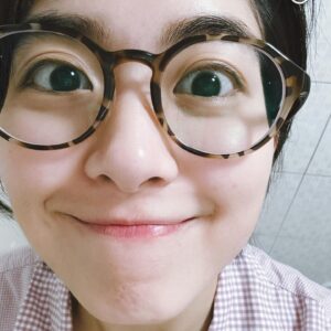 Chia-Wei Chu Instagram - 🔥醫美首次體驗就來個猛的(!)墨菲斯電波心得💓

這真的是我人生第一次施打醫美療程!有點緊張又興奮
首先會接觸這項產品是因為剛好是之前合作的廠商
有拍攝一部形象影片(不知道有沒有人看過了🤔)
再來是因為覺得自己的年紀也到了需要保養的時候
真的剛好天時地利人和耶🥺

做電波的效果好像是半年後才會開始明顯變化
原本想說 我臉上根本沒肉 應該沒什麼效果
目前術後一個月自己超級有感的地方居然是！！！
我的臉型對稱！！！！！！
不囉唆 大家直接看圖！！！
是不是真的有差！我認真嚇到😳😳
（沒想到還能校正臉型超讚的💓😍☺️

還不認識墨菲斯電波的～馬上幫大家懶人包科普：
墨菲斯電波顧名思義就是結合了「微針」與「電波」
利用微針破壞表皮和真皮組織
刺激皮膚再生反應
並藉由深入皮下的微針尖端持續釋放電波，加熱深層組織

而且墨菲斯電波是從肌膚底層釋放，加上探頭尖端擁有非絕緣設計，不會加熱到表皮，能更精準的加熱深層真皮層，可以安全地在組織中釋放更高的能量

墨菲斯不僅可以拉提下顎線條、緊緻肌膚
還能作用於凹痘疤下方的組織
改善月球表面🌕及痘疤、毛孔粗大的肌膚問題
也能藉由機器多種模式操作達到深層脂肪溶脂作用
探頭還有根據每個部位有不同的選擇塑形腹部、下巴和眼周都有對應的探頭⭐️客製化部分超加分

各個年齡階段都有在意的皮膚困境，
雖然已經被廠商說我的臉已經夠小了，但是小怎麼夠還要緊！💪🏼
墨菲斯電波能改善的狀況無論是痘疤、凹痕還是皺紋、鬆弛都是它的強項，經過肌膚破壞重組，刺激肌膚膠原蛋白增生❤️❤️

有3-5天修復期，但首次醫美的我都可以接受了😂
對其他人來說應該是小case🤗
後幾天要上班的朋朋盡量以淡妝為主唷👌🏼

這邊還要提醒一下，術後不建議冰敷，要讓電波持續作用～
冰敷有可能會影響到成效，所以多以加強保濕為主💦
（我過年瘋狂保濕🤣🤣 邊吃飯喝酒邊敷面膜🤣🤣
因為太荒謬直接被拍照紀念🤣🤣

如果你打過很多音波電波效果都不滿意
或是肌膚老化 但不想拉皮
以及有妊娠紋、在意橘皮者都很適合
聽說還是國外很多明星都在做的項目🔥🔥
#貝嫂 #小甜甜布蘭妮 
真心推薦大家可以試試看 #墨菲斯微針電波 😆

#墨菲斯微針電波 #微針電波 #墨菲斯電波 #inmode #醫美推薦 #電波推薦 ##morpheus8