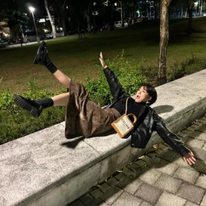Chia-Wei Chu Instagram - 吃大餐的時候都很爽
結完帳 走出店家後我就變這樣了🫣🤣

難得下班之後打扮自己一下
好久好久沒有這樣愛自己了❤️‍🔥

不小心跌倒 然後班森叫我不要動（？
：這樣好看！（？

要確定欸 
我今天精心打扮 想要拍美美的
你跟我說搞笑一點適合我
你生日你最大

外套跟裙子都是 @queenshoplife 冬裝新品
超級好看！！ 趕快去逛 
我衣櫃快一半都是QS了❤️‍🔥❤️‍🔥❤️‍🔥

#qsootd #qs總監指定款
