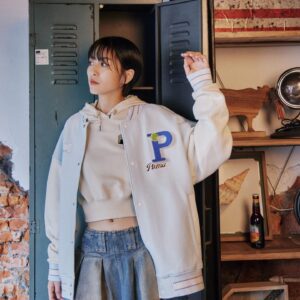 Chia-Wei Chu Instagram - 謝謝 PUMA在2023的年末賜給我這麼漂亮的照片
又是一組明明設定情侶卻拍出姐弟照🤣
（結果實際年齡差了8歲 我先哭😕😅

2023發現自己有容貌焦慮 
所以告訴2024的自己少滑社群
對自己說 your awesome!!!!!!
如果這樣還不夠的話 
就把手機調成黑白色階 
（聽説黑白色階 有微整ㄉ馬上看得出來🫣🤔 

總之2023 謝謝所有合作過的導演企劃攝影師彩妝師髮型師選角姊姊演員們所有發我案子的經紀和製作公司 
（標點符號強迫症們 不要開戰🫣🤣

以上有提到沒有提到的都謝謝您們成就現在的我💗🫶🏼 

@pumasportstyle @puma 

Photographs by @yuan._.chang 
Special thanks @henry___kao & @cool_magazine_taiwan 
🙏🏽🥰