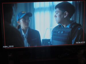 Chia-Wei Chu Instagram - 2019年的今天，拍攝了《誰是被害者》 第一季。
美術組跟攝影組實在是強大到不行！
好喜歡當時一起工作的夥伴們！（特別謝謝馬哥🙏🏽）
片場也也感受到了識賢哥的魅力☺️👋🏼 
（照片ㄆㄧㄚˇ眼了🤪）

BTW, 看了《誰是被害者》第二季了嗎？
剛追完的後遺症就是每天都在洗戰鬥澡😅

#誰是被害者