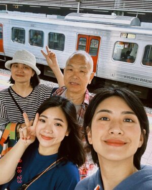 Chia-Wei Chu Instagram - 跟妹妹第一次帶爸爸媽媽一起出國
只有一個想法⋯⋯⋯

下次記得帶攝影師去 不然只有我的臉好大🤣