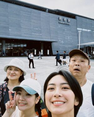 Chia-Wei Chu Instagram - 跟妹妹第一次帶爸爸媽媽一起出國
只有一個想法⋯⋯⋯

下次記得帶攝影師去 不然只有我的臉好大🤣