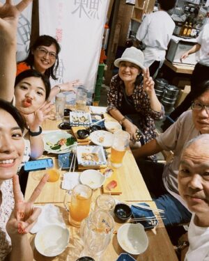 Chia-Wei Chu Instagram - 跟妹妹第一次帶爸爸媽媽一起出國
只有一個想法⋯⋯⋯

下次記得帶攝影師去 不然只有我的臉好大🤣