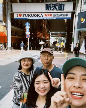 Chia-Wei Chu Instagram - 跟妹妹第一次帶爸爸媽媽一起出國
只有一個想法⋯⋯⋯

下次記得帶攝影師去 不然只有我的臉好大🤣