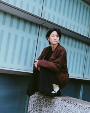 Chia-Wei Chu Instagram - 曾經跟宇宙下了10個訂單 
其中一個就是成長
沒想到今年就開始慢慢在蛻變的路上

不得不說過程中很痛很想逃！！！
我發現當我越想逃 問題就會更明顯
只能逼自己「練習」
練習面對問題！正視自己！！

最近身邊的朋友都說我跟以前真的不一樣了

回頭檢視自己發現以前很喜歡發文發動態
現在當然也喜歡 只是沒有這麼頻繁

以前很喜歡笑 現在更喜歡不笑的自己

以前很在意別人的感受跟看法
現在也會在意～但是沒有那麼在意了 

很喜歡這樣的自己 
我是朱家緯 還在蛻變的朱家緯！
請多指教也敬請期待😊
 
BTW這週是母親節
 @dafshoes 現在有母親節活動，全館五折起！😍
快給媽媽一個小禮物 #dafshoes

📷 @benson_phot