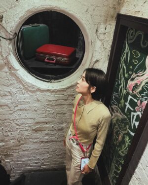 Chia-Wei Chu Instagram - 休息一年半的時間 🥺⭕️❌⭕️❌
以前的我，會覺得很焦慮不安壓力很大
現在，反而很喜歡這個空窗時間😳

也意識到這個時間好像是宇宙特別給我的
好好的省思自己、認識自己、感受自己

現在蠻喜歡早班生活
每天規律的6:00起床上班
15:30下班後，有好多好多的me time可以使用
做做家事、煮飯、照顧小孩、跑跑試鏡甚至可以讀劇本🤩😳
休假時間還可以跟姐妹們露營、擺二手拍、在家耍廢聊天🤣

雖然身體很累 但是每天都好充實的過每一天
24小時用好用滿🥰😍💖 

感謝宇宙給我一年半的休息
接下來我要更認真的對待自己跟身邊的人
好好的感謝每一天😊😊😊 

Top & Bottom @senseofplace_urtw 
手機殼📱 @rhinoshieldtw