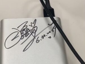 Chia-Wei Chu Instagram - 2019年的今天，拍攝了《誰是被害者》 第一季。
美術組跟攝影組實在是強大到不行！
好喜歡當時一起工作的夥伴們！（特別謝謝馬哥🙏🏽）
片場也也感受到了識賢哥的魅力☺️👋🏼 
（照片ㄆㄧㄚˇ眼了🤪）

BTW, 看了《誰是被害者》第二季了嗎？
剛追完的後遺症就是每天都在洗戰鬥澡😅

#誰是被害者
