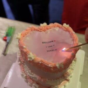 Chiao-Wei Ting Instagram - 5年前的今天，我跟王導交往不到一週，
他就問我，要不要去參加他媽媽的生日餐敘？
想起來真後悔
我那時候只想到「要去吃什麼好吃的嗎？🤩」
當天我拍完戲收工，穿了一套隨便到不行的運動褲
到了現場才發現，是間高級日本料理
全場都是他們的親朋好友，大家穿得漂亮得體
只有我是一頭亂髮，背了個運動後背包去
還大剌剌得跟全場長輩們聊得起勁
還好我公公婆婆當時覺得我很可愛
不然這個怪女孩，可能會被列入長輩的黑名單😂
跟公婆聊起來也覺得真是好笑🤭
他們說第一眼看到我，就覺得好喜歡

人與人之間緣分有時候真得很神奇
有時候認識好久也格格不入
有時候見一面就一拍即合
真正喜歡你的人
不用刻意做什麼，不用花力氣討好

我相信在這個世界上
每一個人都會遇到，真心珍惜你的人
只要自己身心靈在一個健康的狀態
一定會遇到你愛，而且也非常愛你的人💕

#婆婆生日快樂 #🎂 #生日蛋糕 
#關於愛 #婚後戀愛 #❤️‍🔥 
#happybirthday