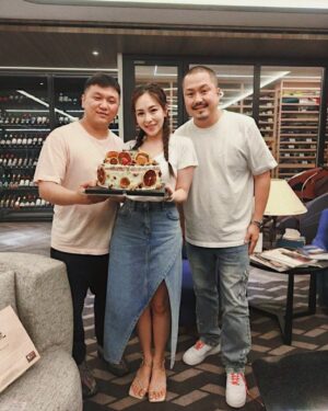 Chiao-Wei Ting Instagram - 暖壽🫶🏻生日還沒到，已經好多人祝福🥰
因為生日要出國，感謝大家提前幫我慶生
謝謝 @maytichan @talun0302 準備的生日驚喜
因為我的宅宅病，差點要失敗🤣
蛋糕超扎實好好吃🤤我好開心有你們💕
感謝一切🙏🏻

#julies120 #birthday