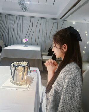 Chiao-Wei Ting Instagram - 喜歡法式步調，讓我們一起優雅起來
今天是幸福小公主👑
生日下個月才到
但有好吃的法餐、好看的蛋糕、幸福的禮物

謝謝我的姐妹們 @jasmincy @ccworldofwanderlust 
喜歡我們在一起的頻率
一起笑到眼睛不見🥰
又不小心聊了5小時，
老公們都在找人
聊到餐廳過了打烊時間，都沒注意到😅

也祝福快臨盆的Jas 
順產🫶🏻期待乾女鵝💕

#Birthday #sis 
#birthday #🎂