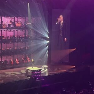 Chiao-Wei Ting Instagram - 還在回味學友哥的歌聲
太好聽了 聽到鼻酸🥹
學友在演唱會上，
一直在一一唱名每一位工作人員的名字，
（介紹到時，銀幕上面也有打名字）
好尊重每一位藝術表演者～

世界上有好多好棒的人們
60 還可以享受自己熱愛的一切
是多麼幸福和幸運的事
以前被灌輸30歲後就老了
結婚生子就沒有自己的人生了
現在的年代，60還沒老
所以朋友們，
我們才到學友年齡的一半，
請不要急著老去😆
期望大家的60 也如此活躍💕

#Julies120 #張學友60十巡迴演唱會 
#吻別 #她來聽我的演唱會 #🎤