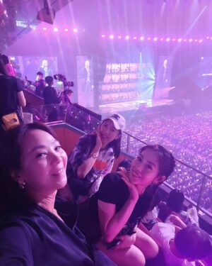 Chiao-Wei Ting Instagram - 還在回味學友哥的歌聲
太好聽了 聽到鼻酸🥹
學友在演唱會上，
一直在一一唱名每一位工作人員的名字，
（介紹到時，銀幕上面也有打名字）
好尊重每一位藝術表演者～

世界上有好多好棒的人們
60 還可以享受自己熱愛的一切
是多麼幸福和幸運的事
以前被灌輸30歲後就老了
結婚生子就沒有自己的人生了
現在的年代，60還沒老
所以朋友們，
我們才到學友年齡的一半，
請不要急著老去😆
期望大家的60 也如此活躍💕

#Julies120 #張學友60十巡迴演唱會 
#吻別 #她來聽我的演唱會 #🎤