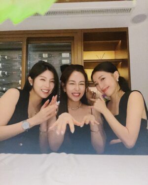Chiao-Wei Ting Instagram - 喜歡法式步調，讓我們一起優雅起來
今天是幸福小公主👑
生日下個月才到
但有好吃的法餐、好看的蛋糕、幸福的禮物

謝謝我的姐妹們 @jasmincy @ccworldofwanderlust 
喜歡我們在一起的頻率
一起笑到眼睛不見🥰
又不小心聊了5小時，
老公們都在找人
聊到餐廳過了打烊時間，都沒注意到😅

也祝福快臨盆的Jas 
順產🫶🏻期待乾女鵝💕

#Birthday #sis 
#birthday #🎂