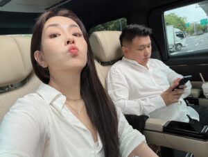 Chiao-Wei Ting Instagram - 可以打電動，但要抱著我
我真的是史上最黏老婆🥰

白天陪老公上班，
回家滾筒，陪老公打電動(邊抱抱😆)
晚上最愛的芳療師來幫我按摩💕
#采園到府Spa 真的跟一般按摩不一樣耶！
可以懂是痛還是酸，解決身體煩惱的小細節
然後老公還可以繼續在旁邊打電動
(到底多愛打🤣)

滾筒、按摩、拉筋要互相
身體循環才會越來越好～～

#日常 #julies120 
#婚後戀愛 #❤️‍🔥