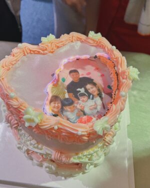 Chiao-Wei Ting Instagram - 5年前的今天，我跟王導交往不到一週，
他就問我，要不要去參加他媽媽的生日餐敘？
想起來真後悔
我那時候只想到「要去吃什麼好吃的嗎？🤩」
當天我拍完戲收工，穿了一套隨便到不行的運動褲
到了現場才發現，是間高級日本料理
全場都是他們的親朋好友，大家穿得漂亮得體
只有我是一頭亂髮，背了個運動後背包去
還大剌剌得跟全場長輩們聊得起勁
還好我公公婆婆當時覺得我很可愛
不然這個怪女孩，可能會被列入長輩的黑名單😂
跟公婆聊起來也覺得真是好笑🤭
他們說第一眼看到我，就覺得好喜歡

人與人之間緣分有時候真得很神奇
有時候認識好久也格格不入
有時候見一面就一拍即合
真正喜歡你的人
不用刻意做什麼，不用花力氣討好

我相信在這個世界上
每一個人都會遇到，真心珍惜你的人
只要自己身心靈在一個健康的狀態
一定會遇到你愛，而且也非常愛你的人💕

#婆婆生日快樂 #🎂 #生日蛋糕 
#關於愛 #婚後戀愛 #❤️‍🔥 
#happybirthday