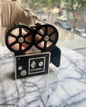 Chiao-Wei Ting Instagram - 出門外食前，
我都會先把今天要吃的青菜量、水果量補齊
買了一大把青菜，結果不會用App外送送來了2次🤣

今天意外遇到好幾個絕版小可愛💕
Constance 14 超萌

#julie120