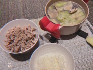 Chiao-Wei Ting Instagram - 經過一週的病毒侵入我們全家
感謝我的身體沒有讓病毒入侵，大獲全勝🥹

全家大小這週輪流發高燒，
照顧生病家人的同時，也要顧及自己
這2天嚴重睡眠不足，發現臉水腫又暗沉
在安置好家人，交給Helper照顧後
我馬上去預約按摩和做臉
喝大量的水，把不舒服的酸痛感代謝掉

深刻體會到身為母親，
照顧好自己免疫力是第一步
免疫力一定要好，才能照顧好全家人
長期吃優格 水果養腸道是有原因的，
除了健康外，還一定會漂亮
今天晚餐煮了幫自己煮的無鹽料理
絲瓜蛤蜊 和 花椒梅花肉片🥰

#Julies120 #120Days