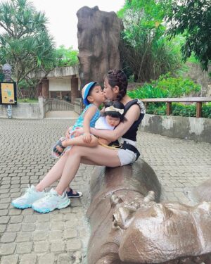 Chiao-Wei Ting Instagram - 今天Nolan的家教帶著我們去動物園
本來想要好好看看動物
結果Nolan還是看動物只需要一秒
即使是背影，也急著：下一個～下一個～
就像去點名的 #動物管理員

連經過我們旁邊在尋找黑熊的旁人
Nolan也要去指引路線😆

後來因為他跑太快，我走不動了，
所以他過來給我一個親親
請我加油 🤣

#julies120