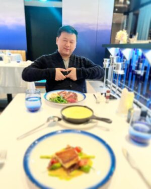 Chiao-Wei Ting Instagram - 交往到現在5年了
謝謝你的每一天
因為你，我感受到幸福，感受到愛
謝謝你讓我知道
我不用完美，也可以被愛
超愛你❤️💛🩵💜🩷
繼續 #愛 下去吧，連打噴嚏都可愛的男人🦦💘

#婚後戀愛 #julies120 #Love