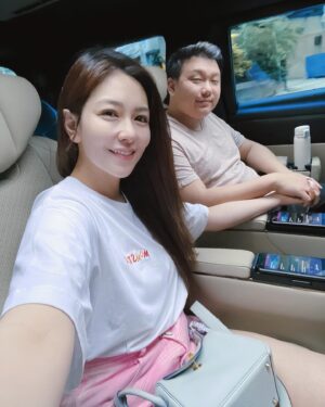 Chiao-Wei Ting Instagram - 成為母親之前，最重要的是夫妻共識
雖然我們一結婚就當父母
一開始有點慌張，但後來跟老公還是決定
「先學習如何成為 #夫妻 」
每天聊天討論彼此目標，
雖然在一起5年，熱戀中也會爭吵
直接表達我喜歡的、不喜歡的
討論出怎麼一起改善 讓彼此不適的情況
我以前是個吵架不討論，愛冷戰的人😆
老公總是引導我，討論的重要
我們也一直在學習，怎麼樣在爭吵中達成共識
卻不傷害彼此
相愛不要相殺🫶🏻

期望有一天能成為有愛、有智慧的父母
和孩子意見不合時，也能不傷害自己和孩子
讓他們成為能放心飛翔，卻也能守護愛的人
先從學習愛自己、愛老公出發
期望能和老公一直熱戀下去💕

👚Momster T-shirt @aeom.official 

#婚後戀愛 #Julies120 #120Days
#Momster #aeom #戀愛 #日常 
#關於愛 #Love #愛 #❤️ 
#mothersday