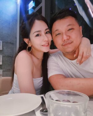 Chiao-Wei Ting Instagram - 夏至一到，熱浪來襲☀️
今天來聽學姐 @katierelax 的一起哭哭演唱會
好美好 好感動🥹💕
15歲就認識這群熱愛舞蹈和音樂的學長姐妹
小小的我，第一次看到Katie跳舞時候像女神一樣
在發光，好漂亮呀🤩

想起來一開始學舞蹈笨拙的樣子
連跟著音樂擺動都不太會
那時候看著你們在舞台發光發熱的樣子，
讓我更相信生命的美好🥰
這些生命的經歷，都是珍貴的價值
現在的你們依舊閃閃發亮✨
見到你們真好😍💕

#crybabay #togethercry #Julies120