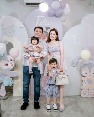 Chiao-Wei Ting Instagram - Talia一歲抓周儀式Party🎉💜
謝謝大樹先生的家 @mrtreegroup 
陪伴我們籌備了一個超可愛的生日派對

因為我們朋友比較多，一直在尋找大場地
還有很多小朋友遊玩的空間
#大樹先生的家 室內有大溜滑梯球池，
室外還有小木屋跟玩水的地方～
還幫我們設計好一連串的抓周儀式活動
重點是朋友都說食物好好吃～
小朋友跟大人們都玩得好開心呀🫶🏻
大家猜猜Talia小手抓了什麼呢？☺️

這次蛋糕上跟Nolan1歲生日一樣
有Talia是日壽星穿搭 ，超可愛的啦💕
🎂 #餵食甜點工作室  @weishicakedesign 

#抓周 #親子餐廳 #週歲 #一歲 #👶🏻 
#1stbirthday #Birthday #BirthdayCake
#TaliaWang #TeamWang #partykids 
#Mrtree