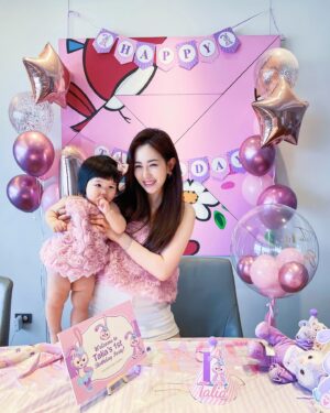 Chiao-Wei Ting Instagram - Happy TaliaDay✨
沒想小寶貝咻一下就一歲
小女孩撒嬌真的好萌
每天會叫 媽咪～把鼻～抱抱～～～
我每天被小Talia融化🥰

我的小公主 希望妳健康幸福每一天
因為妳 我學會更愛自己、更想照顧身體健康
希望妳成為幸福小公主👑

🎂 @weishicakedesign 

#Birthday #🎂 
#1stbirthday #👶🏻 
#TaliaWang #Julies120