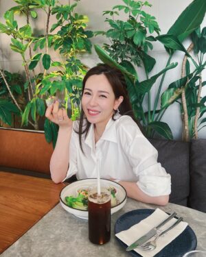 Chiao-Wei Ting Instagram - 婚後每天還是要談戀愛
也要愛自己
永遠不要忘記少女的自己💕

#julie120 #上海 #Shanghai 
#婚後戀愛 #❤️‍🔥