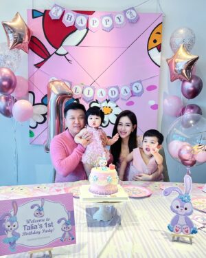 Chiao-Wei Ting Instagram - Happy TaliaDay✨
沒想小寶貝咻一下就一歲
小女孩撒嬌真的好萌
每天會叫 媽咪～把鼻～抱抱～～～
我每天被小Talia融化🥰

我的小公主 希望妳健康幸福每一天
因為妳 我學會更愛自己、更想照顧身體健康
希望妳成為幸福小公主👑

🎂 @weishicakedesign 

#Birthday #🎂 
#1stbirthday #👶🏻 
#TaliaWang #Julies120