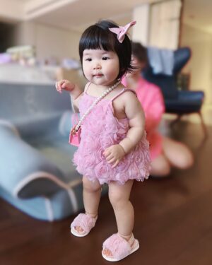 Chiao-Wei Ting Instagram - Happy TaliaDay✨
沒想小寶貝咻一下就一歲
小女孩撒嬌真的好萌
每天會叫 媽咪～把鼻～抱抱～～～
我每天被小Talia融化🥰

我的小公主 希望妳健康幸福每一天
因為妳 我學會更愛自己、更想照顧身體健康
希望妳成為幸福小公主👑

🎂 @weishicakedesign 

#Birthday #🎂 
#1stbirthday #👶🏻 
#TaliaWang #Julies120