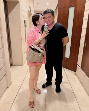 Chiao-Wei Ting Instagram - 老公出差，太想老公
飛過找他🫶🏻

#julies120