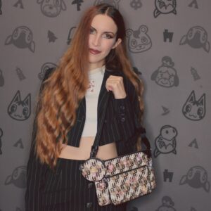 Chiara Lucia Preziosi Instagram - Questa sono io che oggi compio 30 anni e di conseguenza provo a vestirmi come una persona adulta, ma ci riesco solo a metà. 
Comunque il primo regalo dell'anno me l'ha fatto @furla con questa borsa a tema Animal Crossing, molto apprezzato grz~
.
.
.
.
#animalcrossingxfurla #furla #furlabag #acnh #animalcrossing #animalcrossingnewhorizons