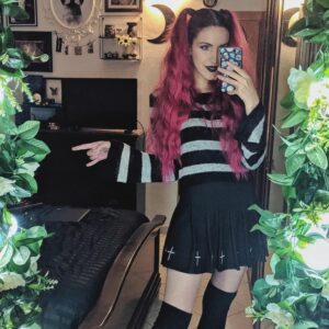 Chiara Lucia Preziosi Instagram - Questo è come mi sarei vestita da adolescente, se da adolescente avessi avuto dei soldi e un minimo gusto nel vestire. Purtroppo così non è stato, quindi recupero ora. L'outfit racconta di quando, nel 2011, sono diventata la villain di un cartone animato dopo aver realizzato che ormai era troppo tardi per ricevere i miei superpoteri da majokko.
.
.
.
.
#ootd #servingspinelrealness #lookoftheday
#alternativeoutfit
#gothgirl #youtuber #darkaesthetic #ponytails #spinel #villain