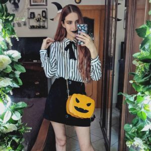 Chiara Lucia Preziosi Instagram - Questa sono io che, una volta passato ferragosto, entro automaticamente in modalità Halloween TiMe To GeT sPoOpY!!!1!1!!
🎃🦇🎃🦇🎃🦇
Quest'anno Lucca Comics balza, quindi finalmente potrò festeggiare come si deve. Si accettano consigli per travestimenti geniali, meglio se di coppia, così posso coinvolgere anche @p.s.giada 

Voi avete già scelto come vestirvi?
.
.
.
.
#halloween #spookyseason #halloweenoutfit #pumpkin #pumpkinbag #ootd #outfitoftheday #lookoftheday #alternativeoutfit #alternativelook