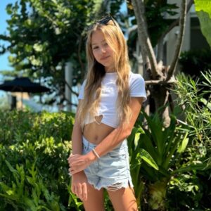 Chiara Nella Kekrt Instagram - Krásné Velikonoční pondělí 🐣🤍🫶🏻Užijte si pomlázku🍀🐰

Happy Easter Monday🐣🤍🫶🏻

#velikonoce #pomlazka #pondeli #happyeaster #monday #easterbunny #fyp