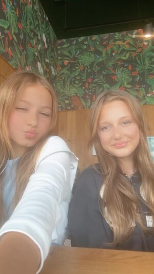 Chiara Nella Kekrt Instagram - Kdo by spíš, otázky pro nejky💋😻 😃@nikki_nikolamachova 

#otazky #kamosky #bff #girls #friends #trending #singers #funnyvideos #fyp