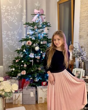 Chiara Nella Kekrt Instagram - Vánoce 2023 🎄🌟
Radost, štěstí, vděk, rodina ♥️
Děkuju🙏❤️💫

#chtistmas #christmastime #christmaseve #christmasspirit #happiness #luck #family #grateful #thankyou