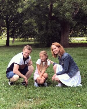Chiara Nella Kekrt Instagram - Vzpomínky na natáčení filmu Cesta do tmy 🎥

Režie: Jiří Svoboda
Scénář: Jiří Svoboda

Kdo už viděl tento film, tak ví, proč můj herecký tatínek @matej_hadek ♥️ přepadl banku. Já jsem si zahrála malou Karin a maminku mi hrála @barbora_mudrova ♥️🫶🏽

@ceskatelevize 

#ceskatelevize #film #drama #cestadotmy #mala #herecka #nataceni #filming #backstage #fyp #loveit