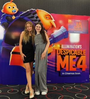 Chiara Nella Kekrt Instagram - Včera proběhla slavnostní premiéra filmu JÁ PADOUCH 4😎 Určitě všem můžu doporučit👌 Nejlepší byla EDITH, kterou dabovala úžasná Majda @magdalena_muller__ 💯👏 ❤️ Děkuju moc za pozvání, bylo to super♥️🫶🏾 

#premiere #minions #friends #friendstime #actress #dabing #loveit