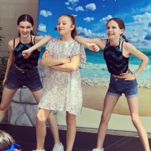 Chiara Nella Kekrt Instagram - Tak co #teamchiara 🤍 jste ready na dnešní koncert🎤? Od 13:30 se už na všechny těšim na @festivalbambule v Hluboké nad Vltavou🤩💗 @arealhluboka 

@iam_chiara_official 🎤

#koncert #festival #bambule #newsongs