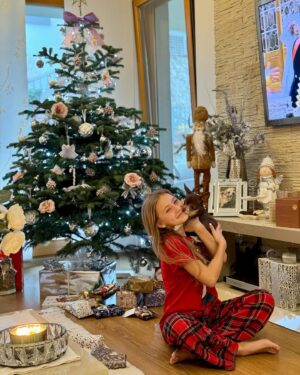 Chiara Nella Kekrt Instagram - Vánoce 2023 🎄🌟
Radost, štěstí, vděk, rodina ♥️
Děkuju🙏❤️💫

#chtistmas #christmastime #christmaseve #christmasspirit #happiness #luck #family #grateful #thankyou