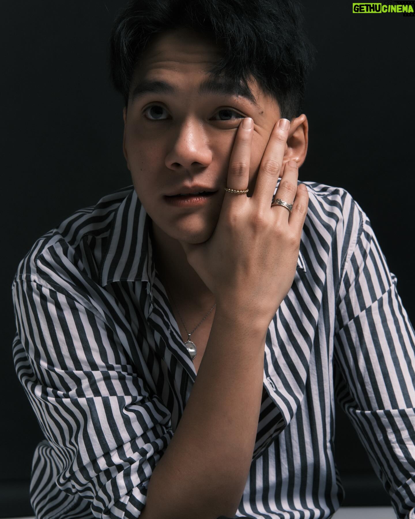 Chicco Kurniawan - 13.4K Likes - Self-portraits
Photographer @vonywong
MUA @makeupbylizaadilah
Asst. MUA @liaakm
Hairdo @nilahairdo