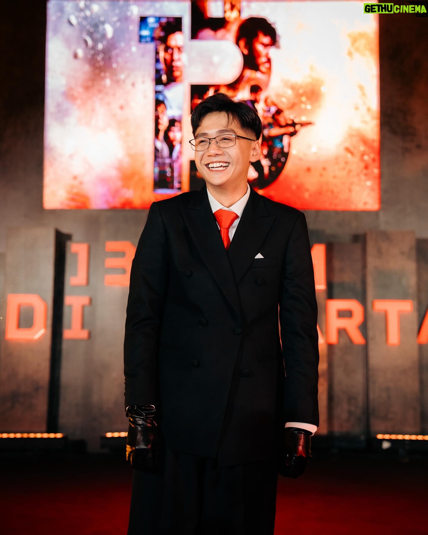 Chicco Kurniawan - 11.6K Likes - Premier "13 Bom Di Jakarta" !!
Stylist @hydrangga 🔥🔥
Suit @wonghangtailor @stephenwongso ❤️❤️
Photo @armanfebryan 🫶🫶