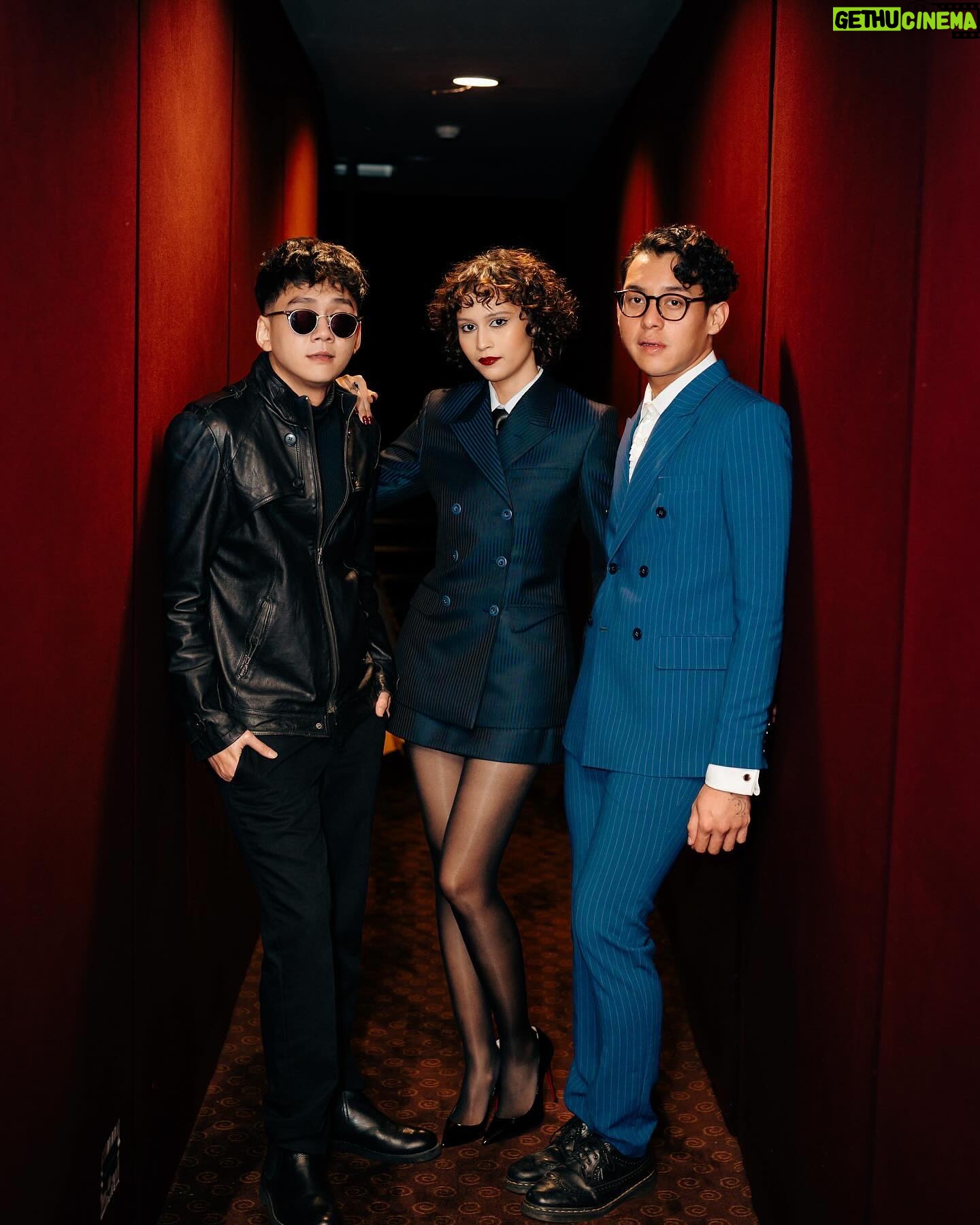Chicco Kurniawan - 11.6K Likes - Premier "13 Bom Di Jakarta" !!
Stylist @hydrangga 🔥🔥
Suit @wonghangtailor @stephenwongso ❤️❤️
Photo @armanfebryan 🫶🫶