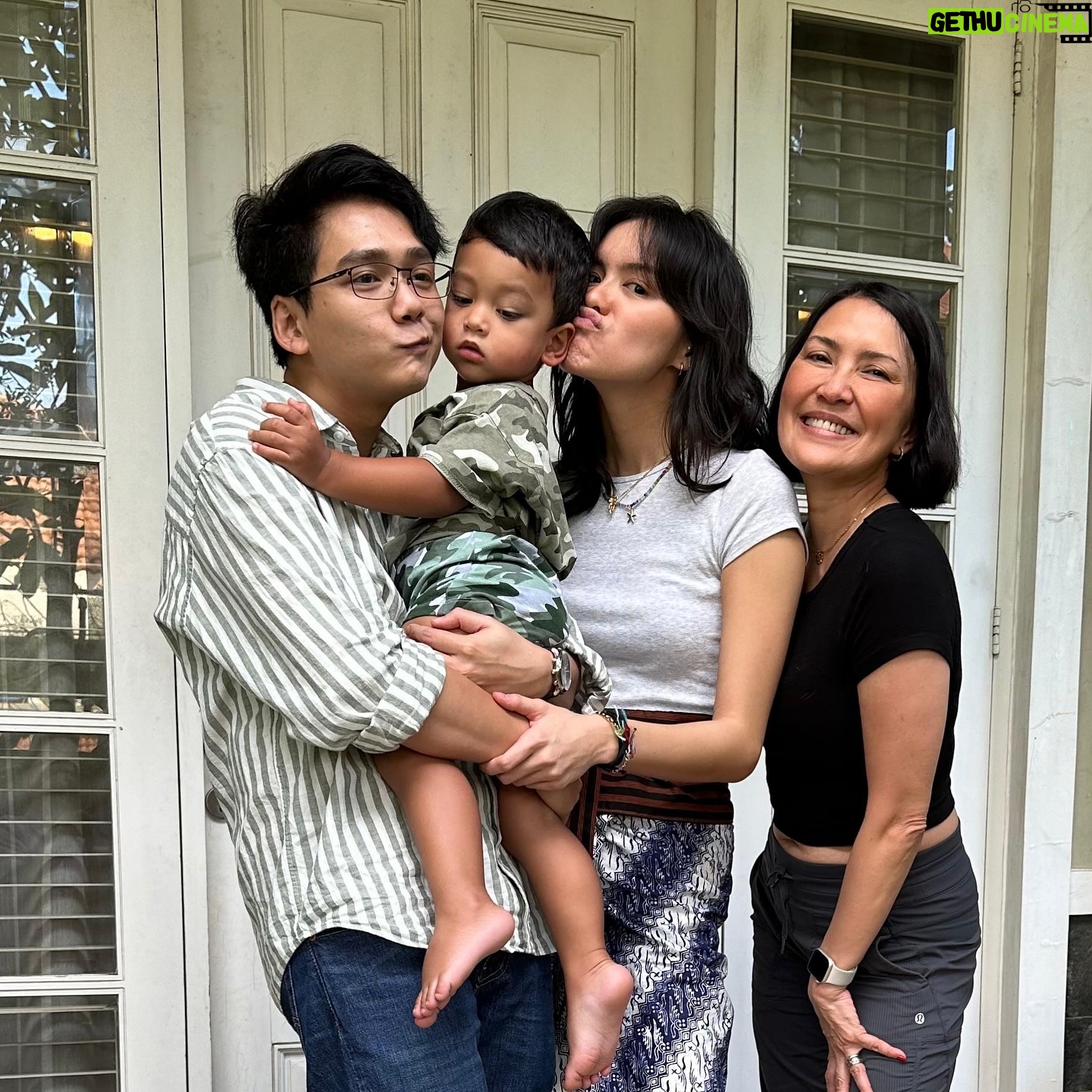 Chicco Kurniawan - 12.1K Likes - Happiest birthday tante !! tempat banyak sekali orang bercerita ! ❤️❤️❤️❤️🖖🖖🖖🖖🖖